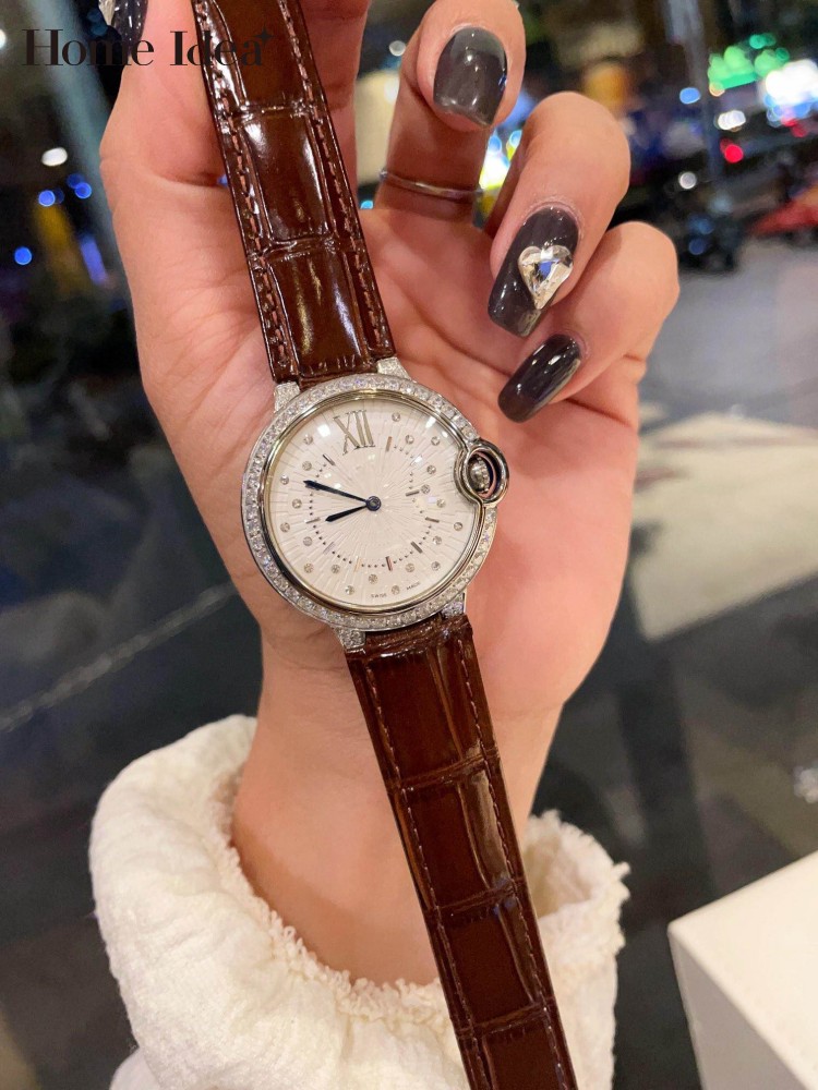 Leatherwork Ideas - นาฬิกาข้อมือทรงกลมประดับเพชรแวววาวสำหรับสุภาพสตรีทำงานสไตล์วินเทจ สายหนังแท้ หัวเข็มขัดแบบหมุด นาฬิกาควอตซ์ เครื่องประดับเสริม