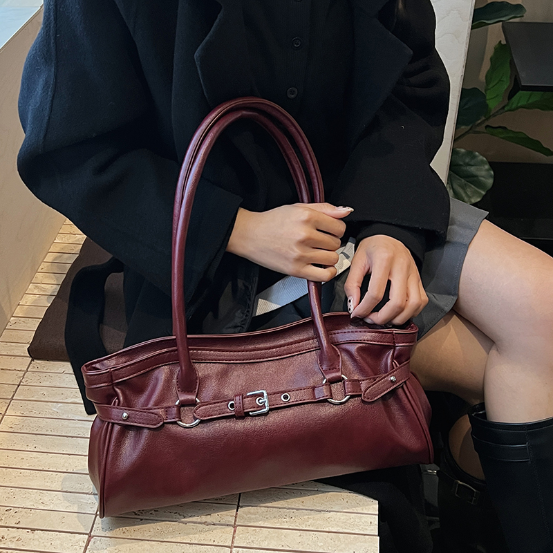 Leatherwork Ideas - กระเป๋าถือหนังสีแดงสำหรับผู้หญิง รุ่นใหม่ปี 2025 จาก LEFTSIDE กระเป๋าสะพายไหล่ทรงโท้ท