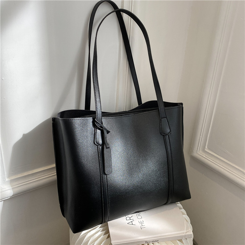 กระเป๋าโท้ทหนังเทียมสีดำคลาสสิ - Leatherworking Classic บทวิจารณ์และราคา