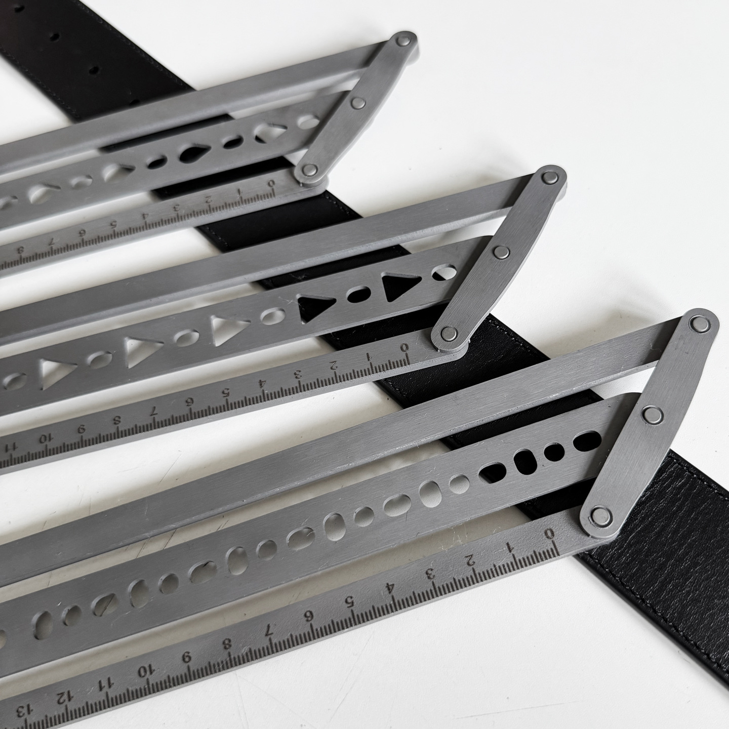 ไม้บรรทัดวัดตำแหน่งเข็มขัดหนัง - Leatherwork Ruler บทวิจารณ์และราคา